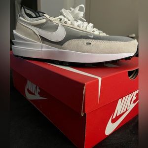 NIKE WAFFLE BRAND NEW/NEVER WORN MENS SIZE 8!!!!
